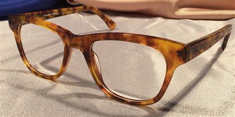 rectangular tortoise shell glasses.